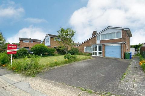 8 Broadwaters Road, Lowestoft, NR33 9HT