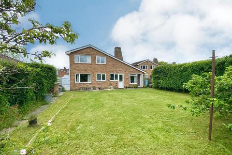 8 Broadwaters Road, Lowestoft, NR33 9HT
