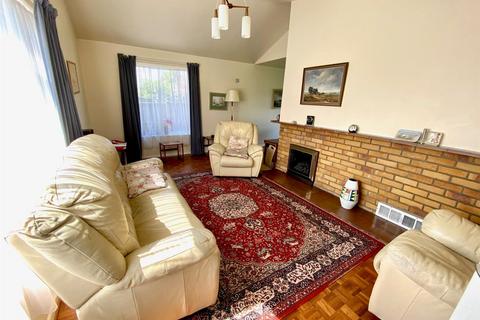 8 Broadwaters Road, Lowestoft, NR33 9HT
