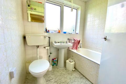 8 Broadwaters Road, Lowestoft, NR33 9HT
