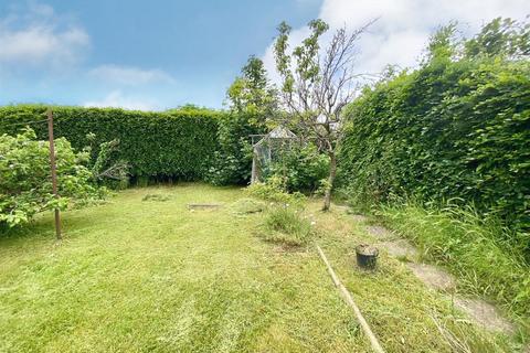 8 Broadwaters Road, Lowestoft, NR33 9HT