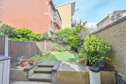 2 bedroom terraced house to rent, Hanover Avenue, E16