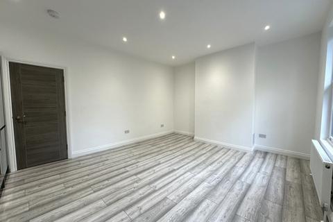 3 bedroom maisonette to rent, Trinity Road, Bounds Green, N22