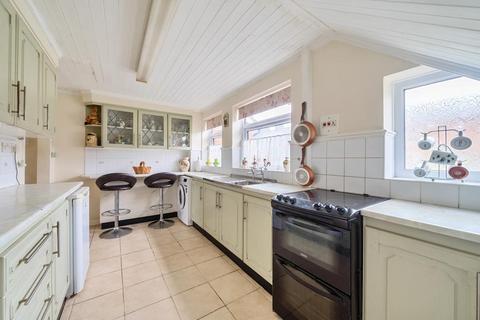44 Chinnor Road, Thame, OX9 3LR
