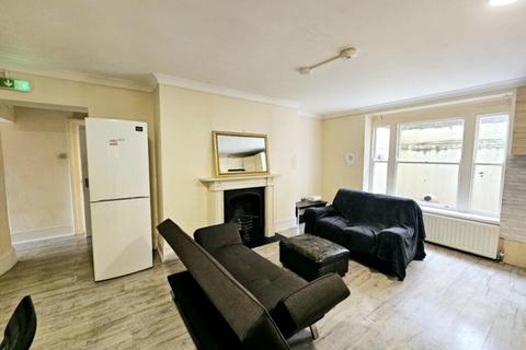 3 bedroom apartment to rent, High Street London N8