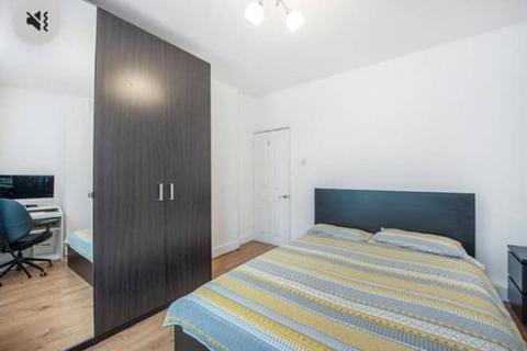 3 bedroom flat to rent, Wandsworth Bridge Road, Fulham, London, SW6