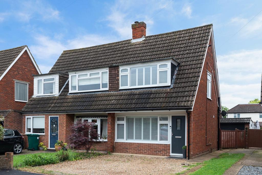 The Glade, StainesuponThames, TW18 2 bed semidetached house for sale