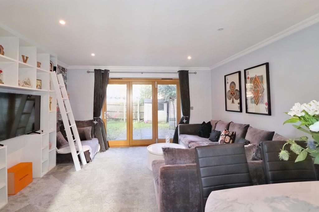 Hersham Gardens, Hersham KT12 2 bed semidetached house for sale £499,950