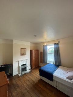 1 bedroom in a house share to rent, Bennett Road, Bournemouth, BH8