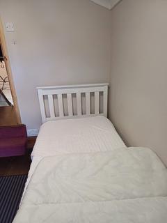 1 bedroom in a house share to rent, Room 1, Flaxton Road, London