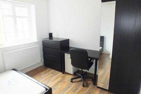 3 bedroom apartment to rent, Flat 2 Bawaz Place 205 Alfreton Road, Nottingham, NG7 3NW