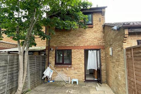 2 bedroom end of terrace house to rent, Gade Close, Hayes UB3