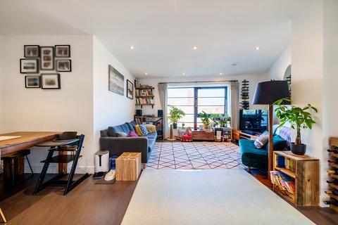 2 bedroom flat to rent, Powis Street London SE18