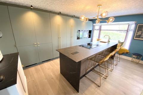 12 Cotswold Drive, Royton, Oldham, OL2 5HD