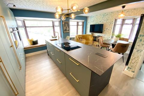 12 Cotswold Drive, Royton, Oldham, OL2 5HD