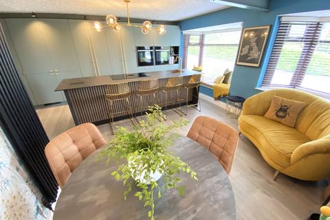 12 Cotswold Drive, Royton, Oldham, OL2 5HD