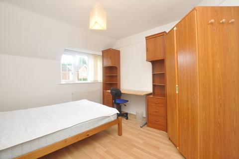 4 bedroom semi-detached house to rent, Elmside, Guildford, Surrey, GU2