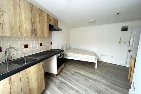 Studio to rent, Stoke Newington Road, London N16