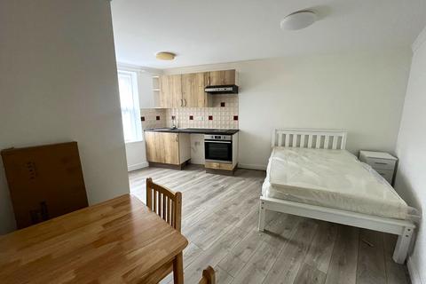 Studio to rent, Stoke Newington Road, London N16