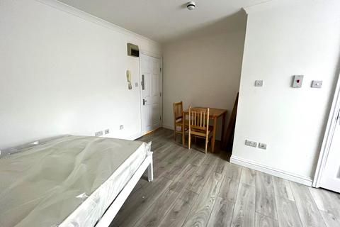 Studio to rent, Stoke Newington Road, London N16