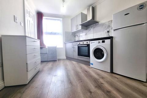 Studio to rent, Stoke Newington Road, London N16