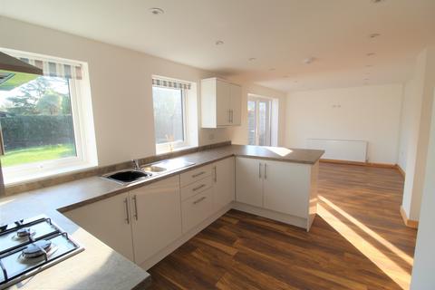 4 bedroom semi-detached house to rent, Garstang Road, Preston PR3