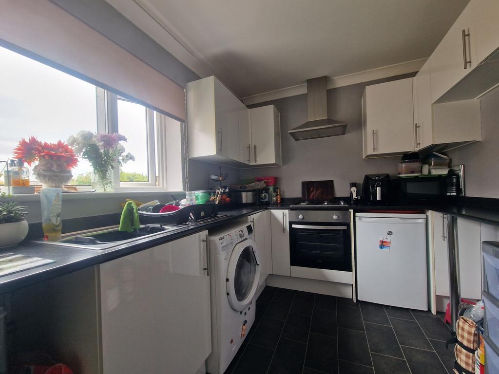 Cavell Square, Deal, CT14 3 bed house to rent £1,325 pcm (£306 pw)