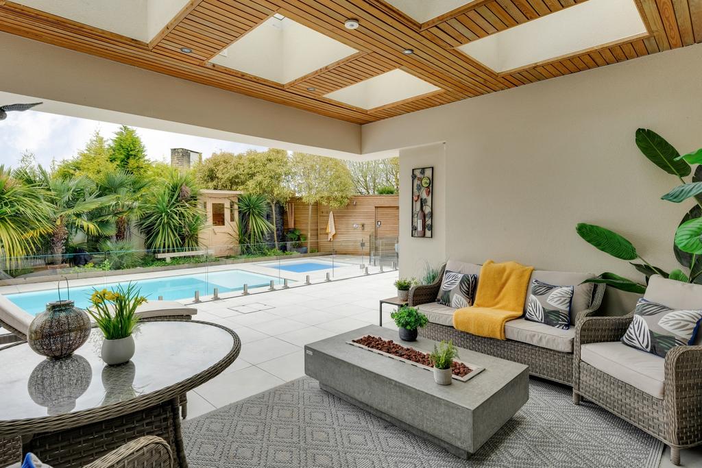 Outdoor Sitting Room 76b