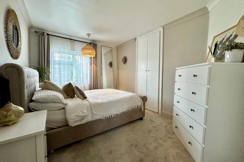 47 Charlbury Crescent, Romford, RM3 8YR