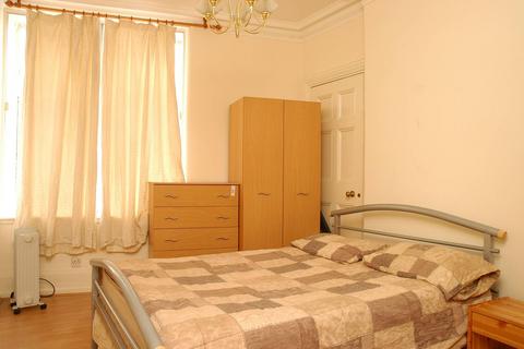 4 bedroom flat to rent, Manor House, Marylebone, London, NW1