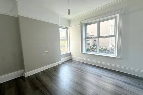 2 bedroom ground floor flat to rent, Mostyn Road, Colwyn Bay, LL29