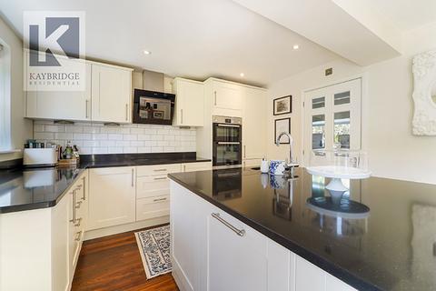 18 Kestrel Close, Epsom, KT19 7EJ