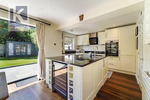 18 Kestrel Close, Epsom, KT19 7EJ