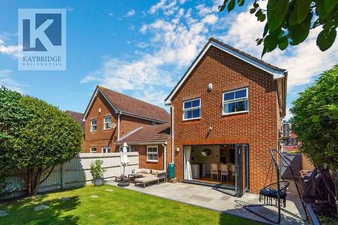 18 Kestrel Close, Epsom, KT19 7EJ