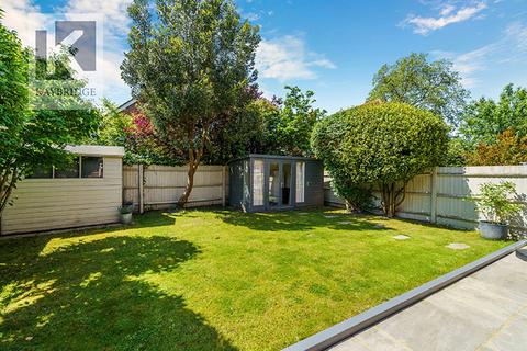 18 Kestrel Close, Epsom, KT19 7EJ