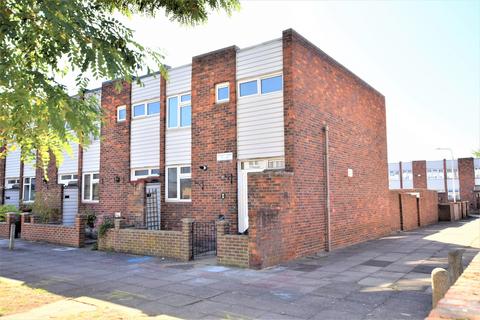 3 bedroom end of terrace house to rent, Covert Road, Hainault, Essex. IG6 3BA
