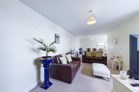 2 bedroom apartment to rent, Marina Court, Warren Road, Torquay