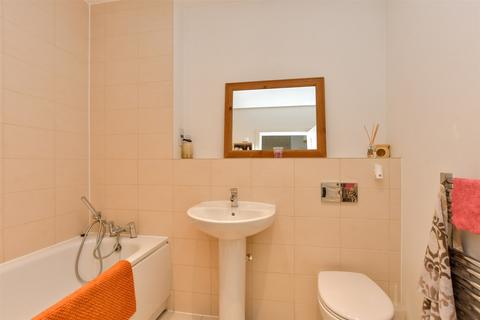 3 Clayhill Gardens, Hoo, Rochester, ME3 9FA