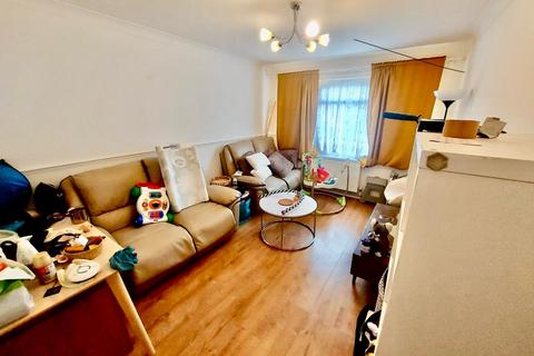 2 bedroom ground floor maisonette to rent, Luther Close, Edgware HA8