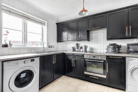 2 bedroom flat for sale, Kempton Court, Sunbury-On-Thames, TW16