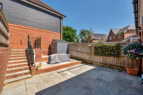 4 Bryan Gardens, Binfield, Bracknell, RG42 4JQ