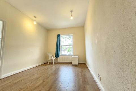 2 bedroom flat to rent, Forest Lane, London E15