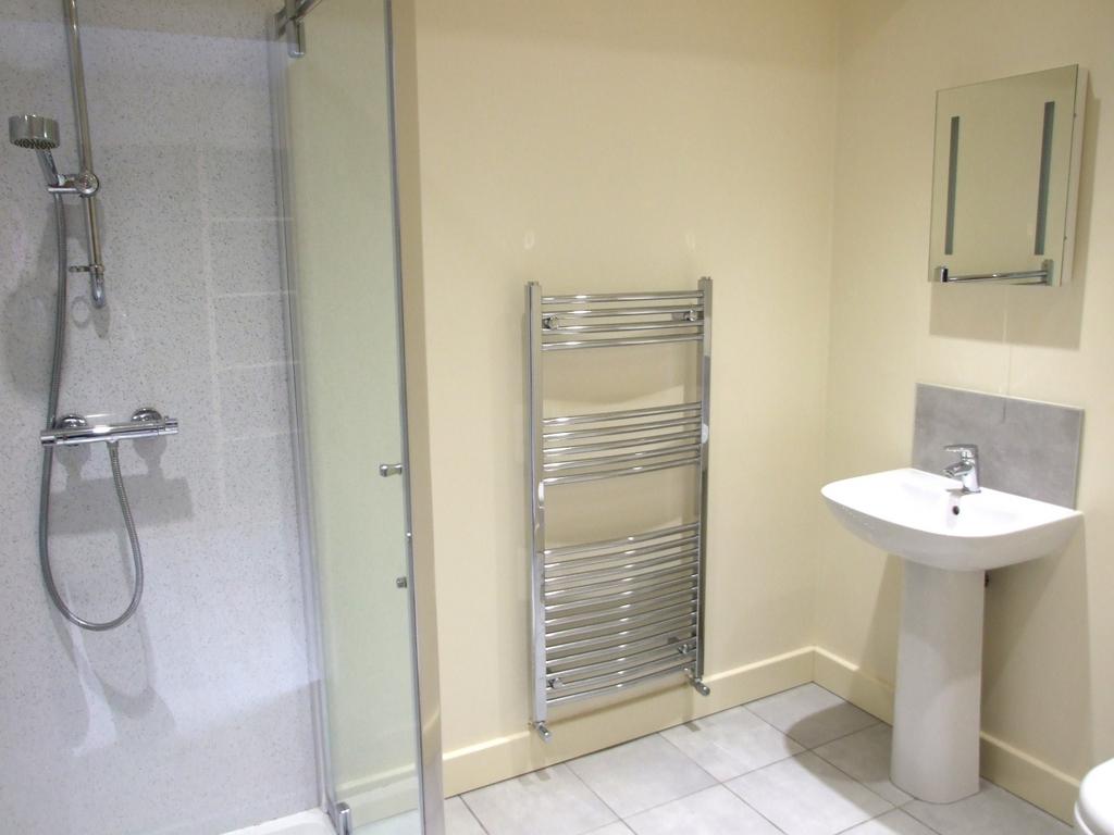 Ensuite Bathroom to Main bedroom
