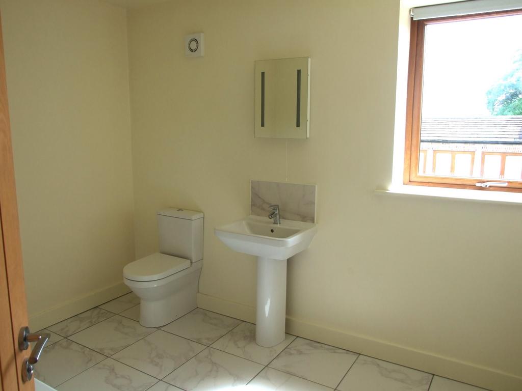First floor main bethroom 2