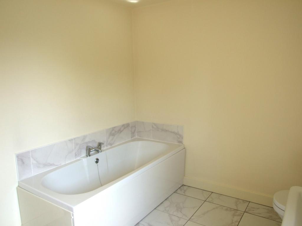 First fllor main bathroom 3
