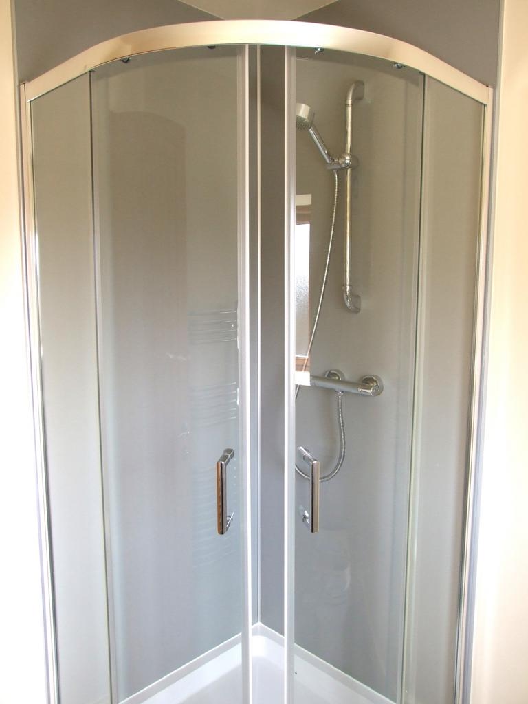 En suite bathroom to main bedroom 3