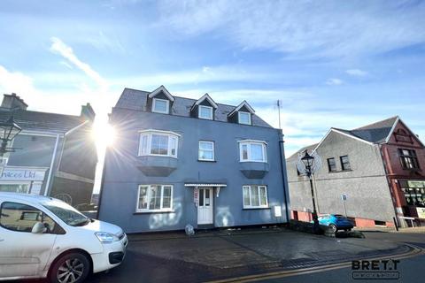 Flat to rent, Flat 7 Liberal House, 96 Charles Street, Milford Haven, Pembrokeshire. SA73 2HL