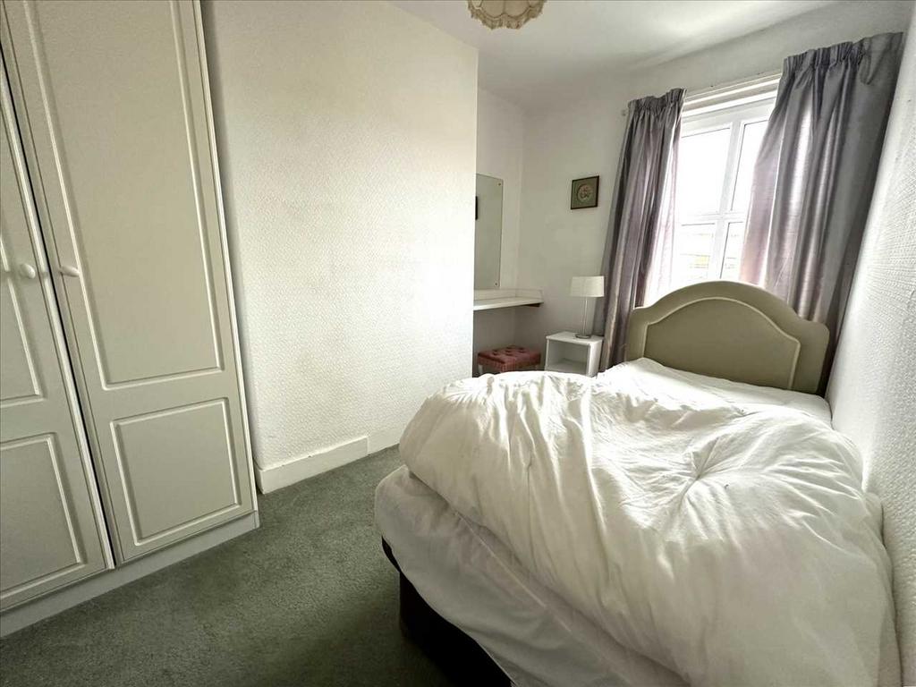 Bedroom (rear)