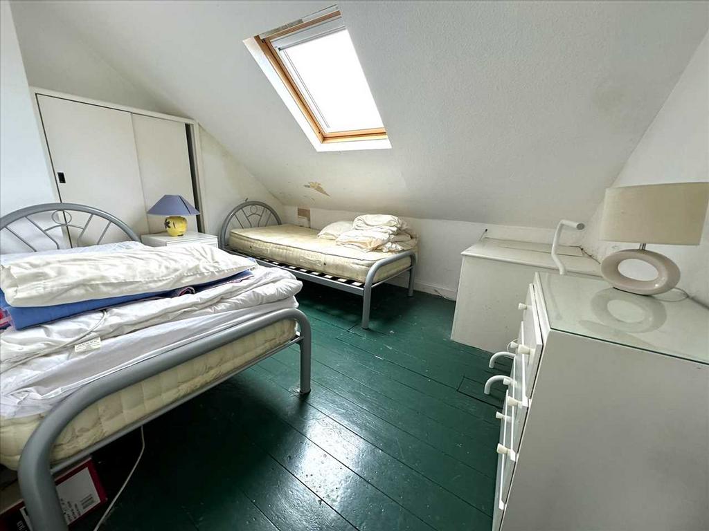 Attic Bedroom (rear)