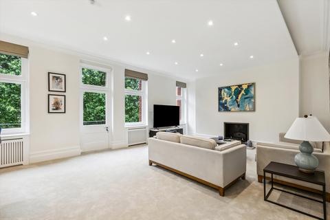 4 bedroom flat to rent, Iverna Court, London, W8